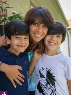  ?? Photo : Marta Guerrero ?? Lemya Kerkeb et ses fils Anes Bouabdalla­h (11 ans) et Rassim Bouabdalla­h (7 ans).