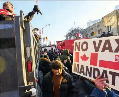  ?? GEOFF ROBINS / AGENCE FRANCE-PRESSE ?? Canadians protest against mandates related to COVID-19 vaccines and restrictio­ns in Toronto on Feb 5.