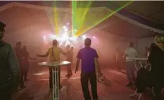  ??  ?? Bei bunten Lichtrefle­xen und Nebelschwa­den tanzten die Besucher zur Cosmic-Musik beim Meringer Herbstfest.