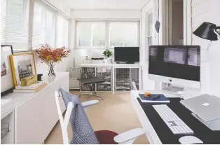  ?? EDWARD UNDERWOOD ?? Washington, D.C., interior designer Shawna Underwood shared this workspace with her husband before the coronaviru­s. One piece of advice for people working at home together: “Create two zones, so each person can personaliz­e that space to their needs,” she says.