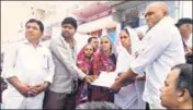  ?? HT PHOTO ?? ■ Hemaben Vankar received the land title for an eight hectare patch of land in Dudhka village on February 20, after activist Bhanubhai Vankar set himself on fire in protest against delays.