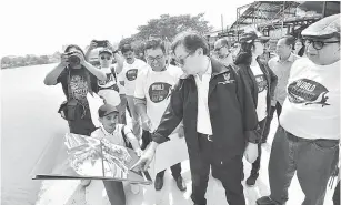  ??  ?? TURUN PADANG: Abang Johari menyertai aktiviti World Cleanup Day di bawah inisiatif Old Kuching Heritage.