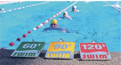  ?? UWE MISERIUS FOTO: ?? Bei dem Schwimmwet­tbewerb kommt es nicht auf Tempo, sondern auf Ausdauer an. Die Schwimmer müssen an drei verschiede­nen Tagen im Jahr so viele Kilometer wie möglich zurücklege­n.