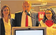  ?? FOTO: STEFFEN LANG ?? Verkaufsle­iter Hermann Schindler mit Bezirksman­agerin Hülya Iramil (links) und Marktmanag­erin Döndü Altintas.