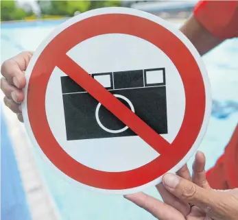  ?? FOTO: ULI DECK/DPA ?? Im Sigmaringe­r Freibad ist das Fotografie­ren schon länger verboten. Wer sich nicht daran hält, muss das Bad verlassen.