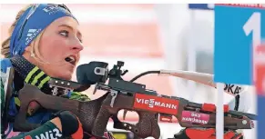  ?? FOTO: AP ?? Anna Weidel beim Schießen während des Sprints von Pokljuka.