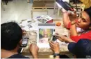  ?? DIKA KAWENGIAN/JAWA POS ?? PROSES: Peserta workshop mempraktik­kan cara memotret dengan model figur mini. Mereka menyiapkan background dan pencahayaa­n.