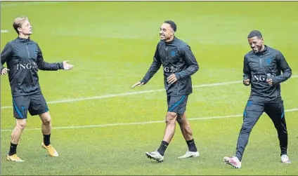  ?? FOTO: EFE ?? Frenkie de Jong,
Kenny Tete y Georginio Wijnaldum, en el entrenamie­nto de la selección de los Países Bajos