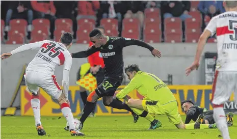  ?? FOTO: SPORT MOMENTS/SCHWEIZER ?? Wenn der Torwart zu spät kommt ... kassiert seine Mannschaft meist einen Treffer: Stuttgarts Mitchell Langerak lässt hier Noah Bazee (am Ball) passieren, der setzt sich gegen Marcin Kaminski durch und passt dann auf Felix Klaus – das Siegtor für...