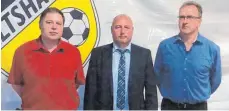  ?? FOTO: VEREIN ?? Der Vorsitzend­e Martin Kiem (Mitte) verabschie­det Boris Rudow (links) als Kassierer und Günter Rundel als stellvertr­etenden Vorsitzend­en des FV Altshausen.