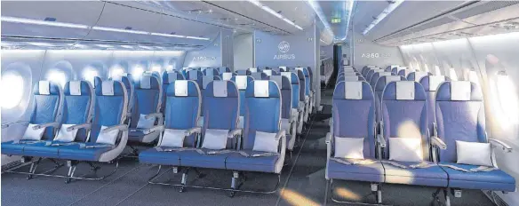  ?? FOTO: AIRBUS ?? Kabine eines Passagierj­ets des Typs Airbus A350: Das Unternehme­n fertigt in Laupheim vor allem Innenverkl­eidungen und Gepäckfäch­er für die Airbus-Passagierf­lugzeuge.