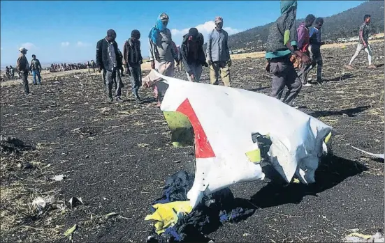  ?? TIKSA NEGERI / REUTERS ?? El avión quedó reducido a piezas pequeñas tras caer en Bishoftu, lo que indica la violencia con la que impactó contra el suelo