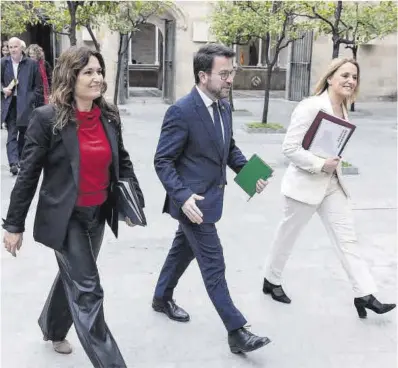  ?? Ferran Nadeu ?? Pere Aragonès, junto a las ‘consellere­s’ Natàlia Mas y Laura Vilagrà, en el Palau el pasado 28 de febrero.
