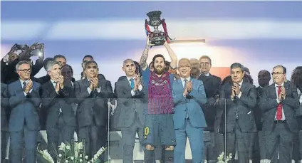  ?? FOTO: EFE ?? Leo Messi levanta el trofeo de la Supercopa de España El capitán del Barça lo recibió de manos del presidente de la RFEF, Luis Rubiales