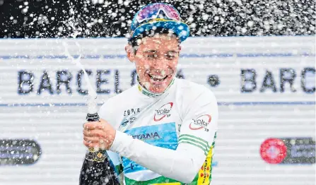  ?? AFP ?? Miguel Ángel López celebra con champaña tras coronarse campeón en la Vuelta a Cataluña. Antes había ganado el Tour Colombia.