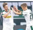  ?? FOTO: DPA ?? Torschütze Nico Elvedi (l.) klatscht mit Matthias Ginter ab.