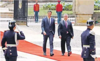  ?? EFE ?? Rercibimie­nto. El presidente del Gobierno español, Pedro Sánchez, al centro, junto al presidente de Colombia, Iván Duque, es recibido con honores militares a su llegada a la Casa de Nariño, sede del Ejecutivo colombiano.