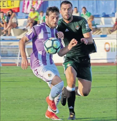  ??  ?? ACTIVO. Arnáiz trató de cogerle la espalda a Jordi Amat.