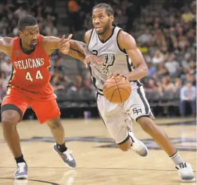  ?? Darren Abate / Associated Press ?? Spurs forward Kawhi Leonard drives around Pelicans forward Solomon Hill.