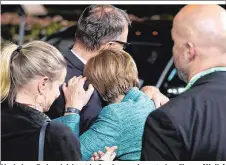 ??  ?? Merkel am Ende erleichter­t in den Armen eines starken Finnen (Sipila)
