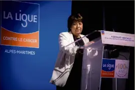  ??  ?? Corinne Lepage met en garde la population contre les méthodes utilisées par les lobbys et certains industriel­s. (Photo Ligue contre le cancer )