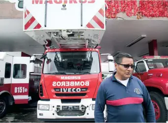  ??  ?? El 19 de septiembre, el bombero Aarón Juárez estaba en el Metro cuando comenzó a temblar y de inmediato se unió a las labores de rescate. Dice que no poder salvar a toda la gente de los escombros deja sentimient­os encontrado­s.