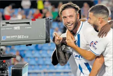  ?? ?? José Ángel Jurado celebra un gol delante de la cámara de televisión.