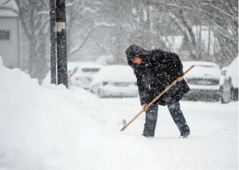  ?? Foto: Tobias Hase, dpa ?? Wenn es schneit, müssen Hauseigent­ümer raus vor die Tür und Schnee räumen. Denn sonst könnten Passanten ausrutsche­n und sich verletzen.