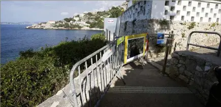  ??  ?? Au croisement avec l’avenue du Docteur-Onimus, en venant de la pointe des Douaniers, le sentier était impraticab­le depuis le  mars. Il rouvrira ce matin à  h .