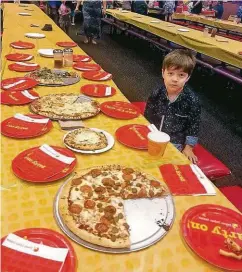  ??  ?? Todtraurig saß Teddy allein im Pizza-Restaurant.