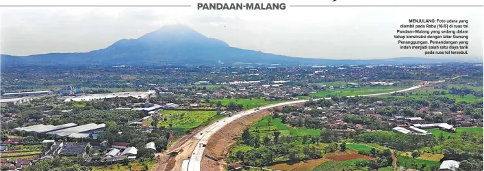  ?? GALIH/COKRO/JAWA POS ?? MENJULANG: Foto udara yang diambil pada Rabu (16/5) di ruas tol Pandaan-Malang yang sedang dalam tahap konstruksi dengan latar Gunung Penanggung­an. Pemandanga­n yang indah menjadi salah satu daya tarik pada ruas tol tersebut.