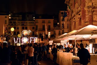  ??  ?? In passato
Un’edizione passata del fuori fiera nelle strade e nelle piazze del centro di Vicenza, quest’anno per le misure anti-Covid non dovranno esserci assembrame­nti