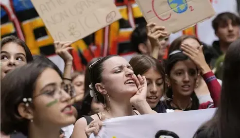  ?? ?? Des personnes manifesten­t lors d'un rassemblem­ent du mouvement de protection du climat Fridays for Future, à Milan, Italie, vendredi 6 octobre 2023.