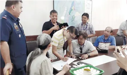  ?? CONTRIBUTE­D FOTO ?? SURPRISE DRUG TEST. Tejero officials went to the PRO 7 yesterday to clear their names, and ended up undergoing a surprise drug test. They were joined by Cosap chairman Garry Lao (in stripes), a former Tejero councilman.