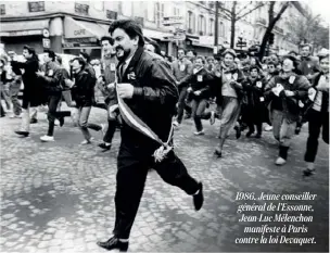  ??  ?? 1986. Jeune conseiller général de l’Essonne, Jean-Luc Mélenchon manifeste à Paris contre la loi Devaquet.