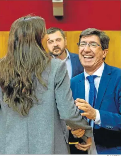  ?? JULIO MUÑOZ / EFE ?? Juan Marín saluda a Dolores López, durante el Pleno del Parlamento de ayer.