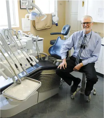  ?? PHOTO STEVENS LEBLANC ?? L’ambassadeu­r du mois de sensibilis­ation de la santé cardiovasc­ulaire, Jean-luc Dion, est maintenant de retour au travail dans son cabinet de dentiste.