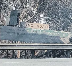  ?? CONNIE SMITH ?? A road sign in Australia, mostly burned by raging bush fires.