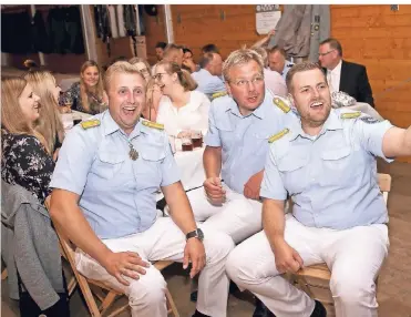  ?? RP-FOTO: GEORG SALZBURG ?? Mitglieder des Tambour-Corps „Frohsinn“amüsieren sich gut beim Jungschütz­enball der Volmerswer­ther St.-Sebastianu­s-Bruderscha­ft über die Filmvorfüh­rungen im Festzelt.