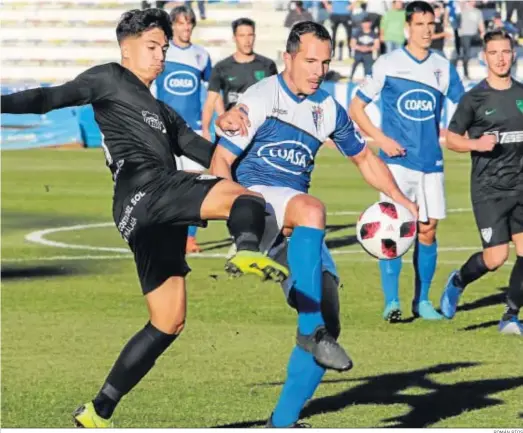  ?? ROMÁN RÍOS ?? Bruno Herrero intentó llevar las manecillas del reloj azulino aunque ayer no había forma de romper el entramado malagueño.