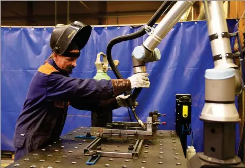  ?? ?? En UR-robotarm i gang med svejseopga­ver hos det finske selskab Janavalo Oy. Foto: PR