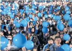  ?? BLOOMBERG ?? Moon Jae-in supporters rally in Gwanghwamu­n Square in Seoul, South Korea, on Monday, ahead of yesterday’s presidenti­al vote.