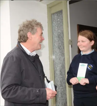  ?? Picture: Aidan Dullaghan/Newspics ?? Green Party General Election candidate, Mark Dearey chatting with Maia and John Rafferty in Willow Grove.