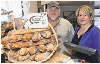  ??  ?? Christophe et Isabelle Barbatte sont des fervents défenseurs de la baguette du Perche.