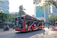  ?? PUGUH SUJIATMIKO/JAWA POS ?? ARMADA BERKURANG: Suroboyo Bus tetap beroperasi saat Lebaran.