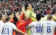  ?? AFP ?? Jugadores de Chile cargaron al arquero Claudio Bravo.