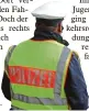  ?? Foto: Matthias Becker ?? Als die Polizei zwei Rollerfahr­er ohne Helm und mit abgeklebte­m Kennzeiche­n sah, griffen die Be  amten ein.