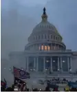  ?? Foto: Probal Rashid, Zuma Wire, dpa ?? Chaos vor dem Kapitol in Washington.