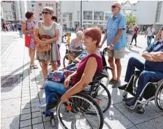  ??  ?? Auf dem Münsterpla­tz war der Andrang groß. Viele Rollstuhlf­ahrer wollten sich die einmalige Gelegenhei­t nicht entgehen lassen.