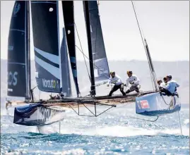  ?? (Photos Sailing Energy/GC Racing Tour et Patrick Blanchard) ?? Largement en tête après  étapes (ici à Copa Del Rey, en Espagne), Franck Cammas revient naviguer sur le plan d’eau toulonnais avec son cata volant. Il aura notamment comme adversaire­s... les jeunes de la Team TPM (ci-contre) !